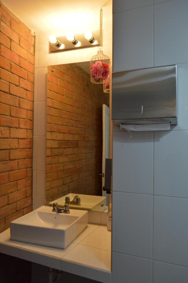 Hotel 9 De Octubre Кито Екстериор снимка