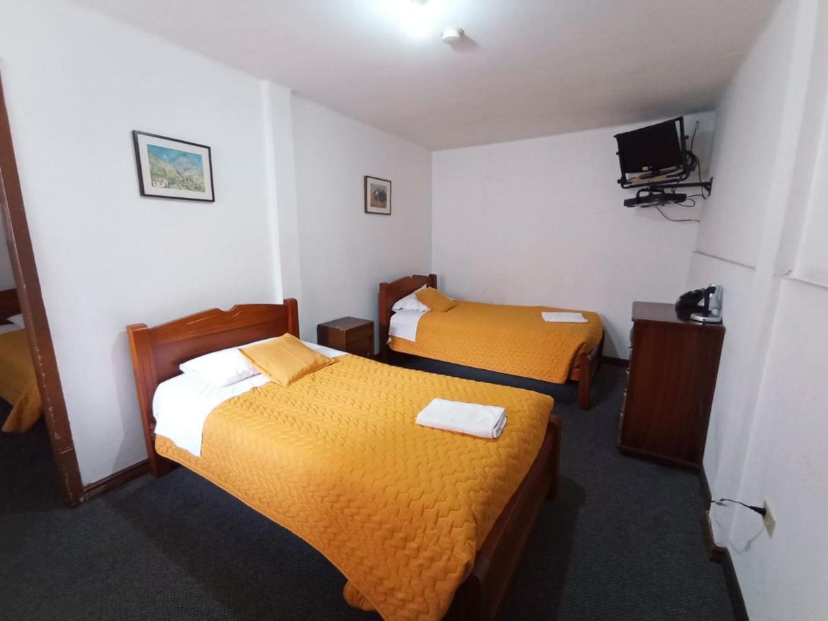 Hotel 9 De Octubre Кито Екстериор снимка