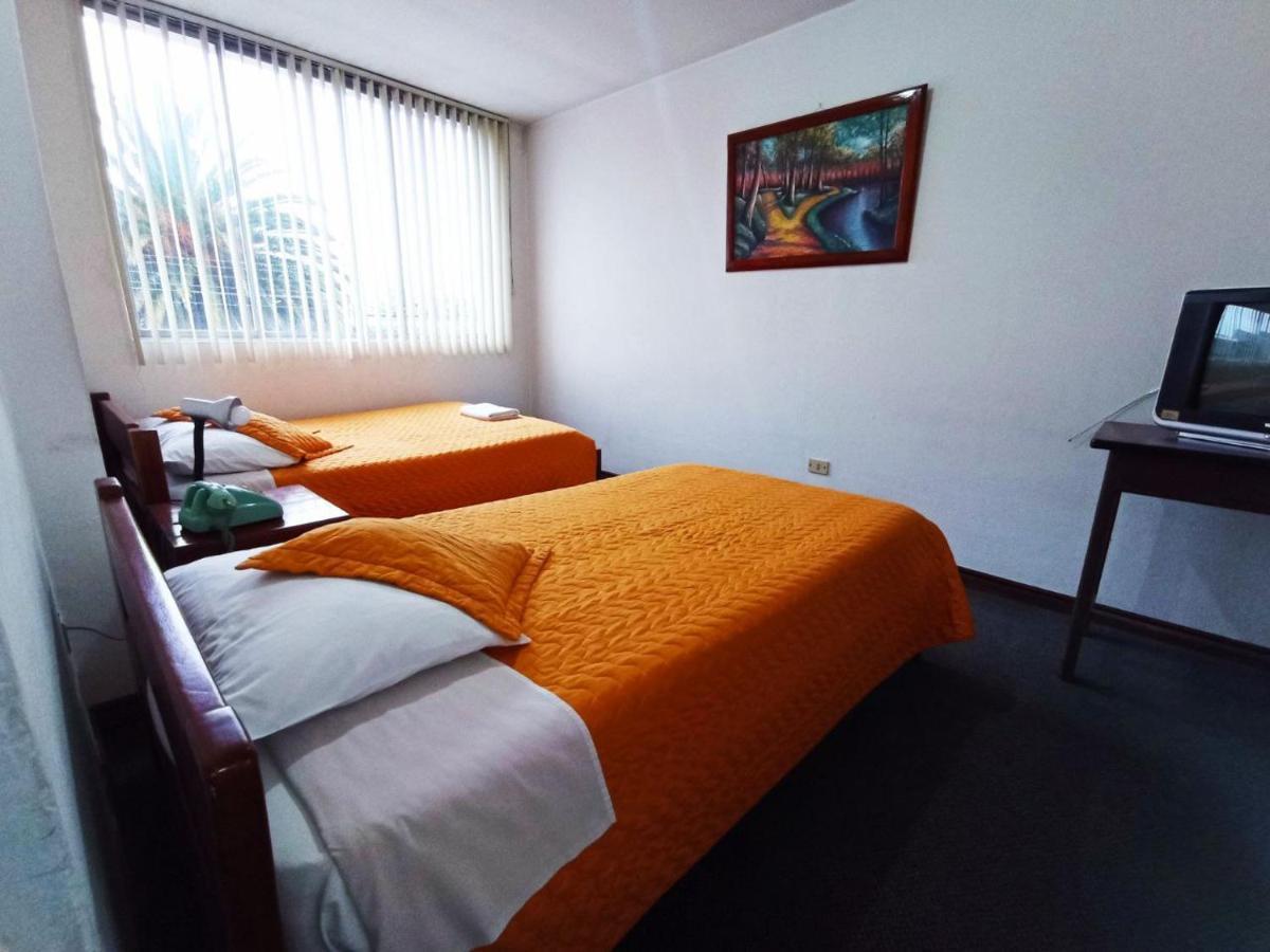 Hotel 9 De Octubre Кито Екстериор снимка