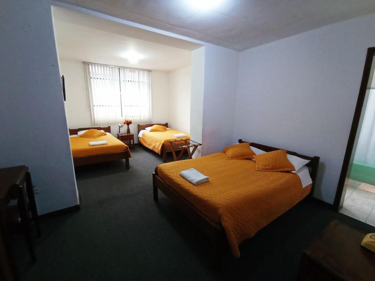 Hotel 9 De Octubre Кито Екстериор снимка