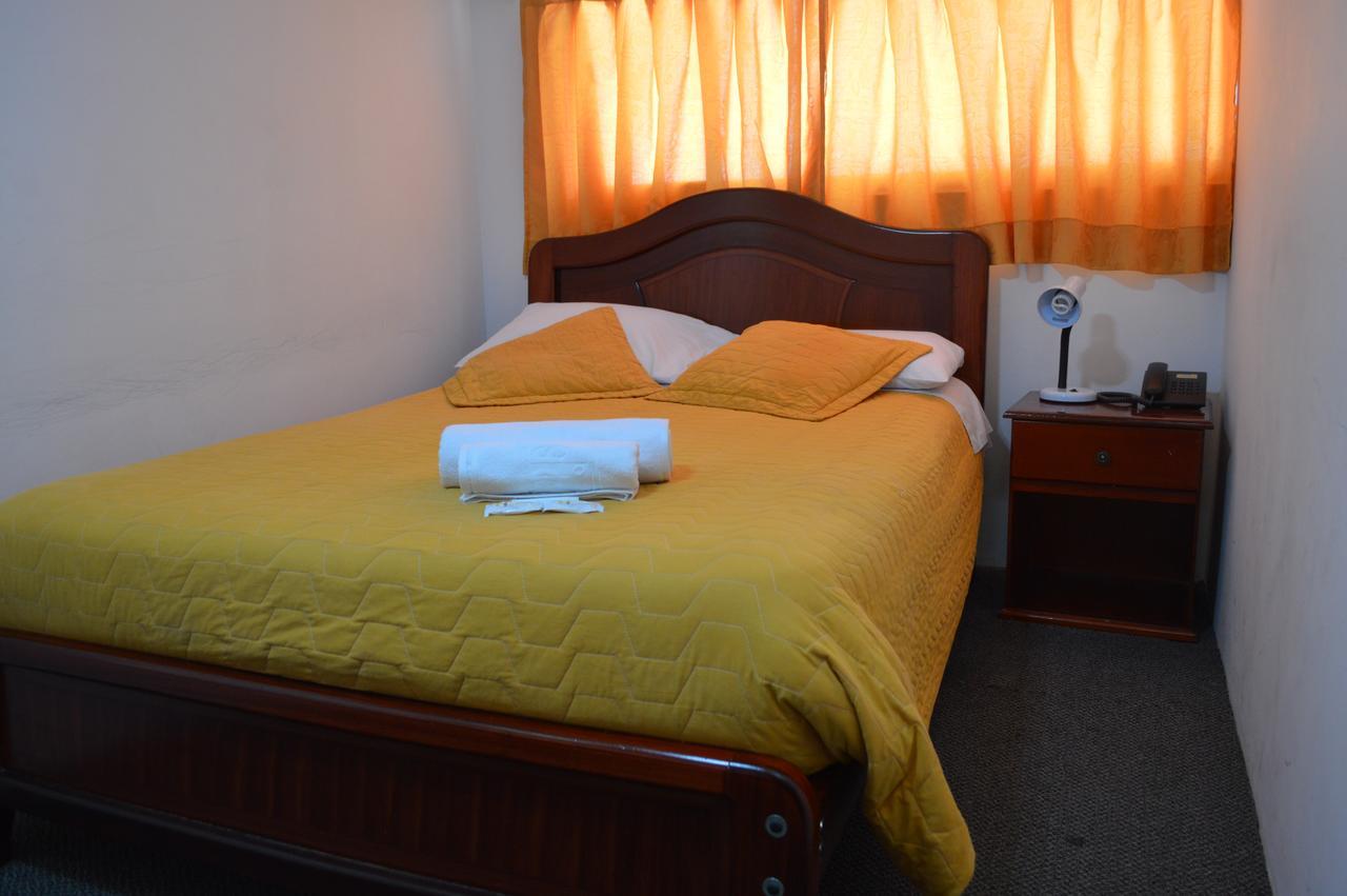 Hotel 9 De Octubre Кито Екстериор снимка