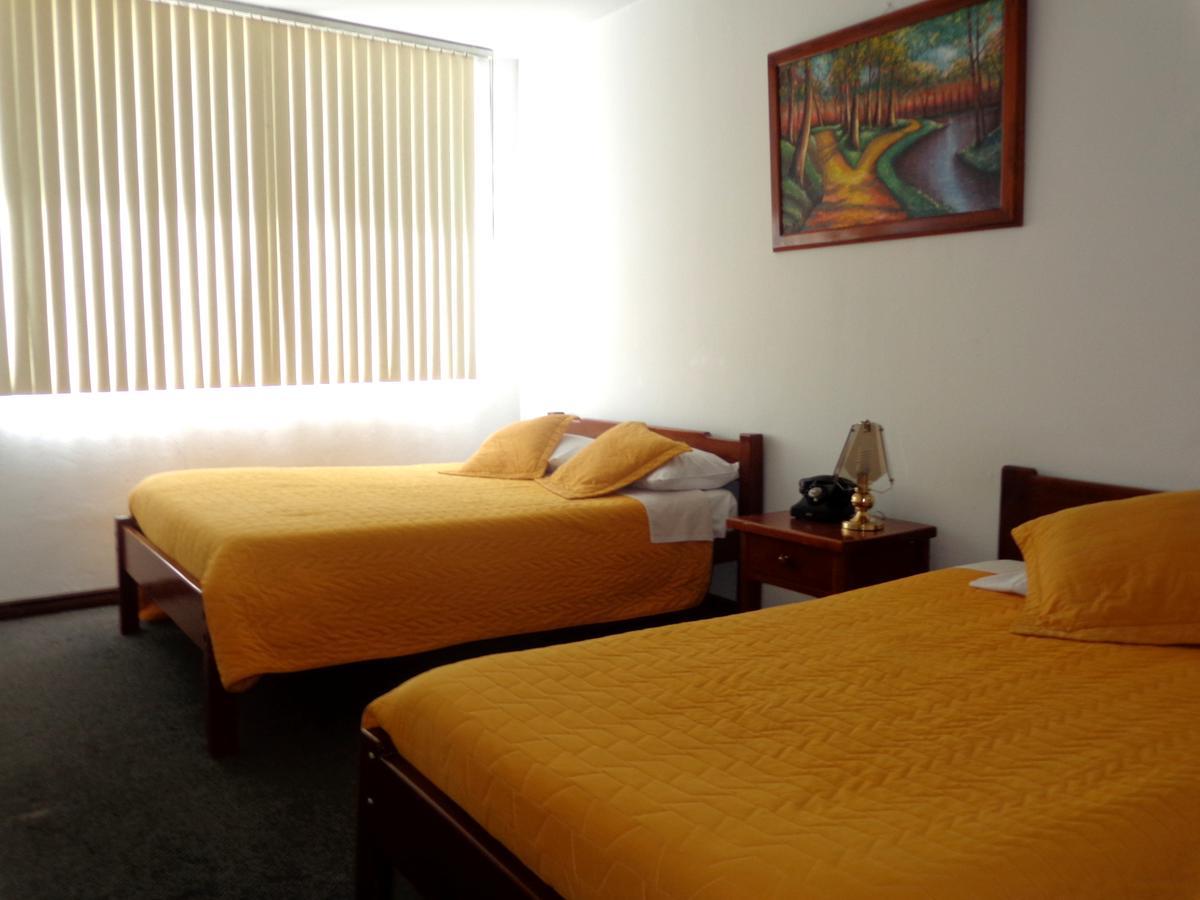 Hotel 9 De Octubre Кито Екстериор снимка