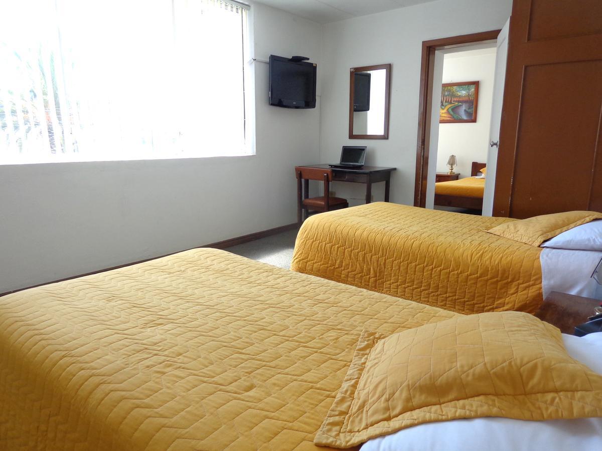 Hotel 9 De Octubre Кито Екстериор снимка